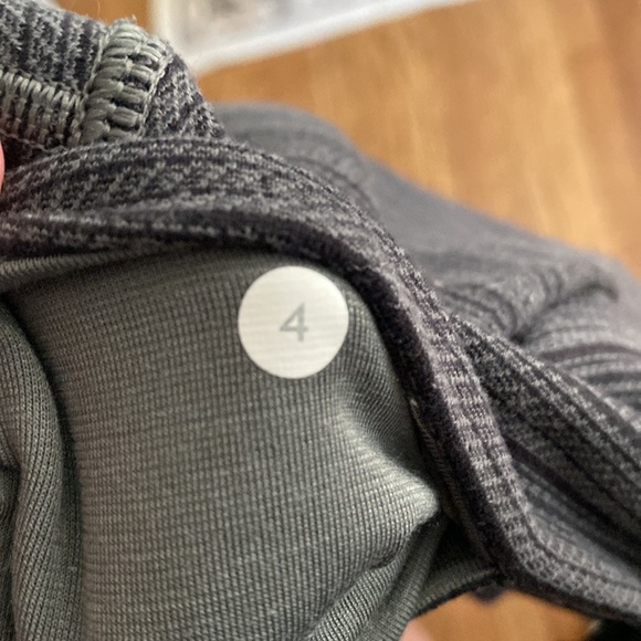 Lululemon cropped Wunder Under- size 4 - Picture 5 of 5